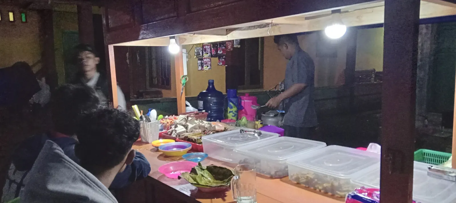 ANGKRINGAN LESEHAN "MISTERYUS"