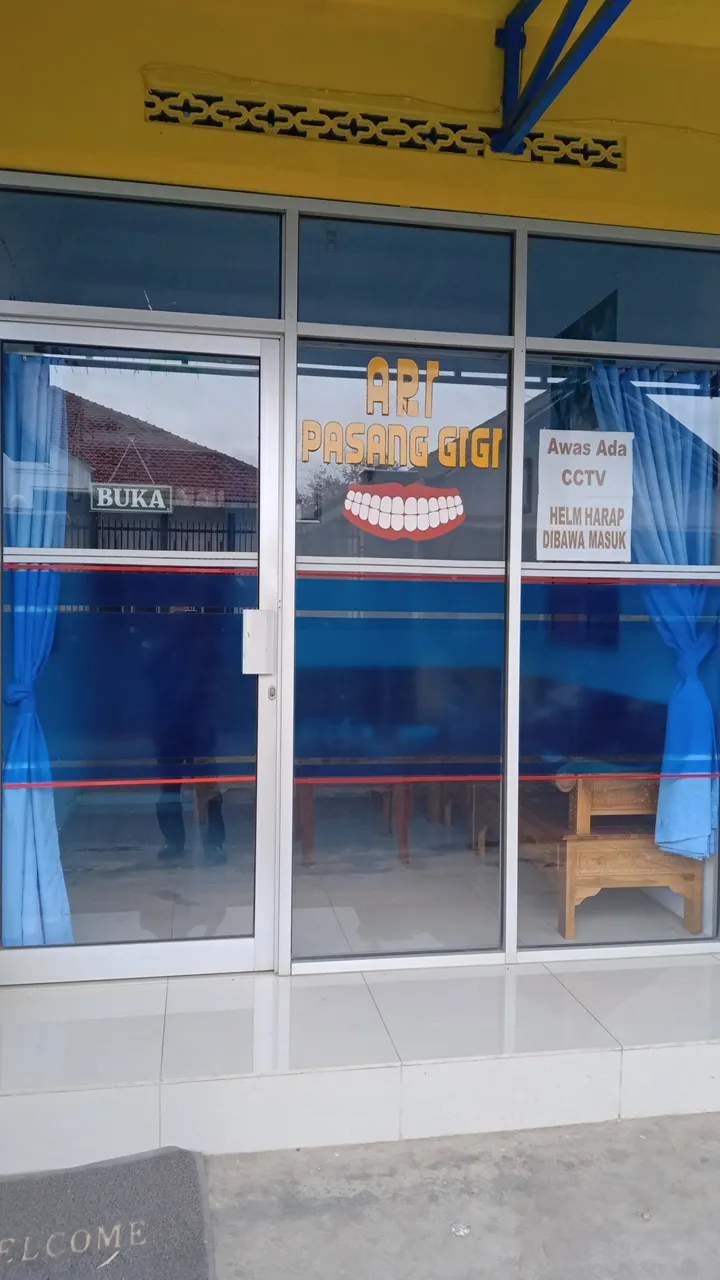 Ari Tukang Gigi