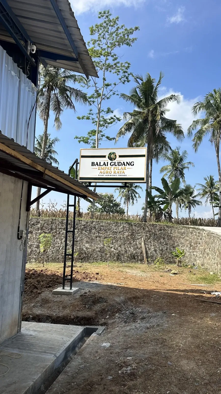 Balai dan Gudang Empat Pilar Agro Raya