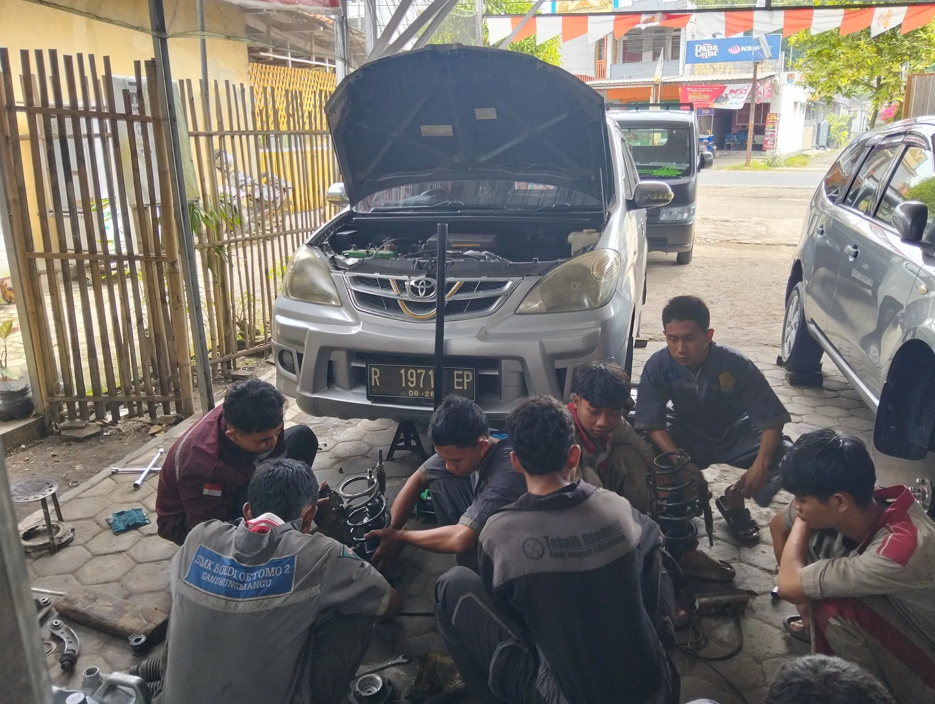 Bengkel mobil Tiga bersaudara