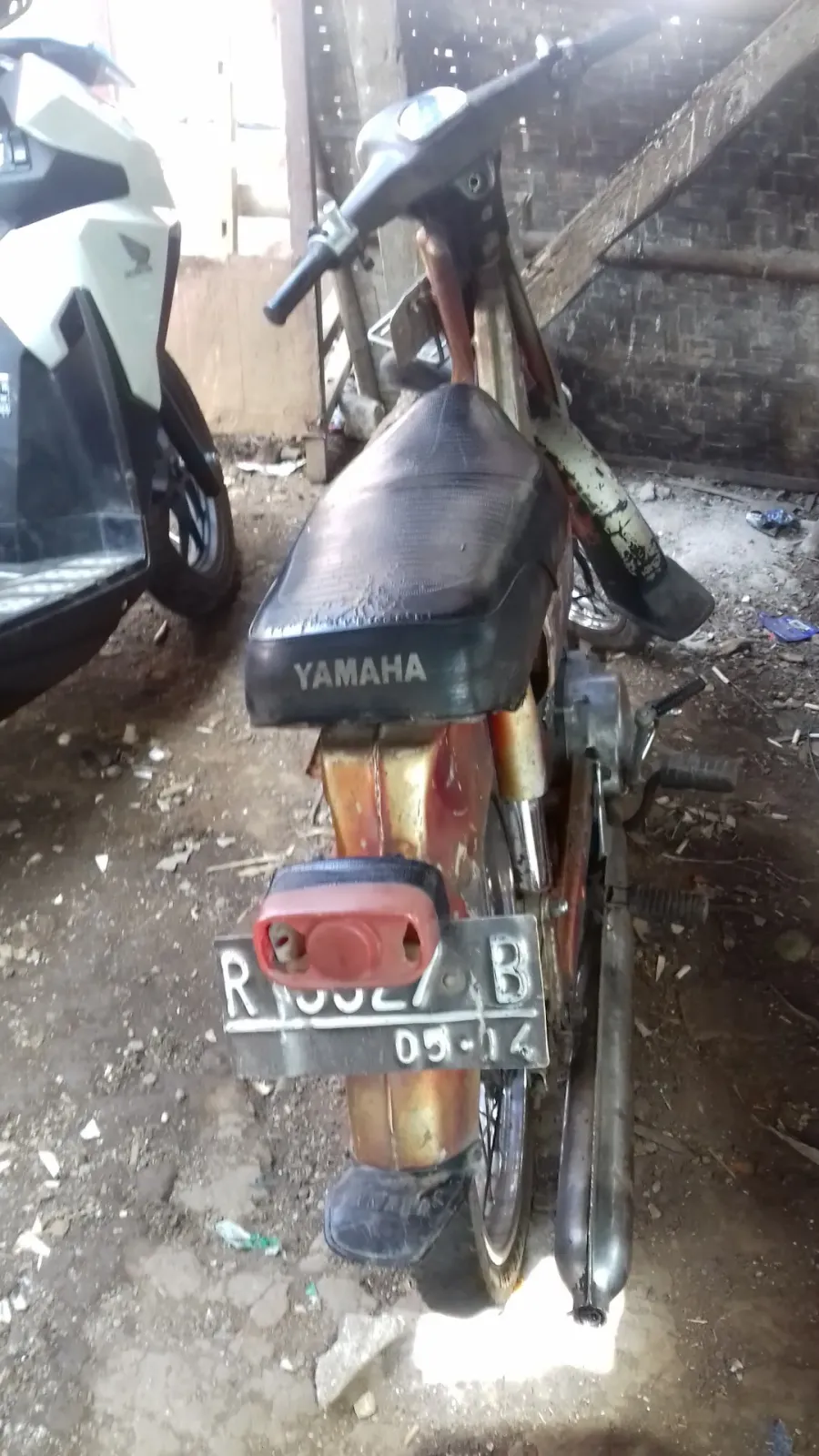 Bengkel Motor shock beker stel pelek