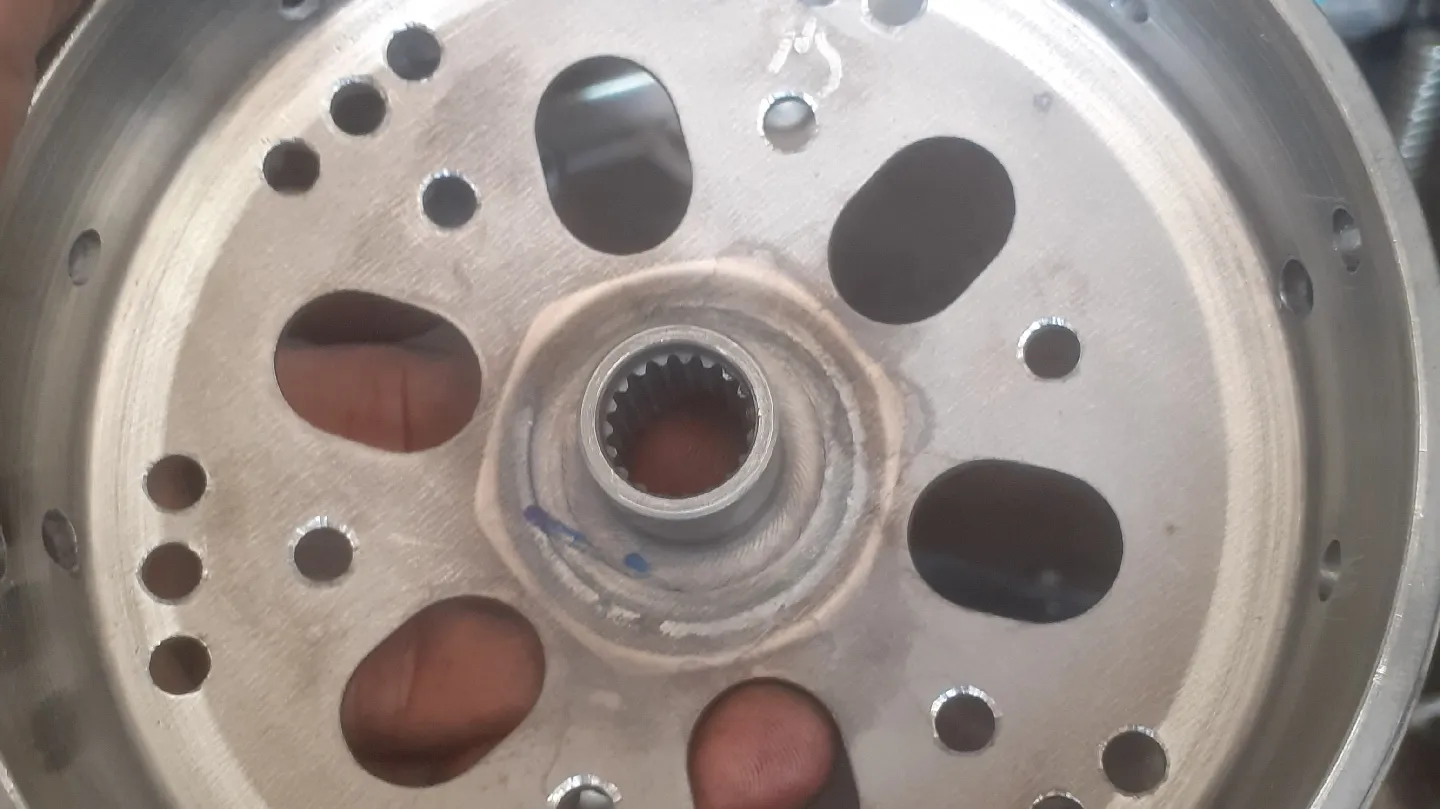 Bengkel motor tepi sungai