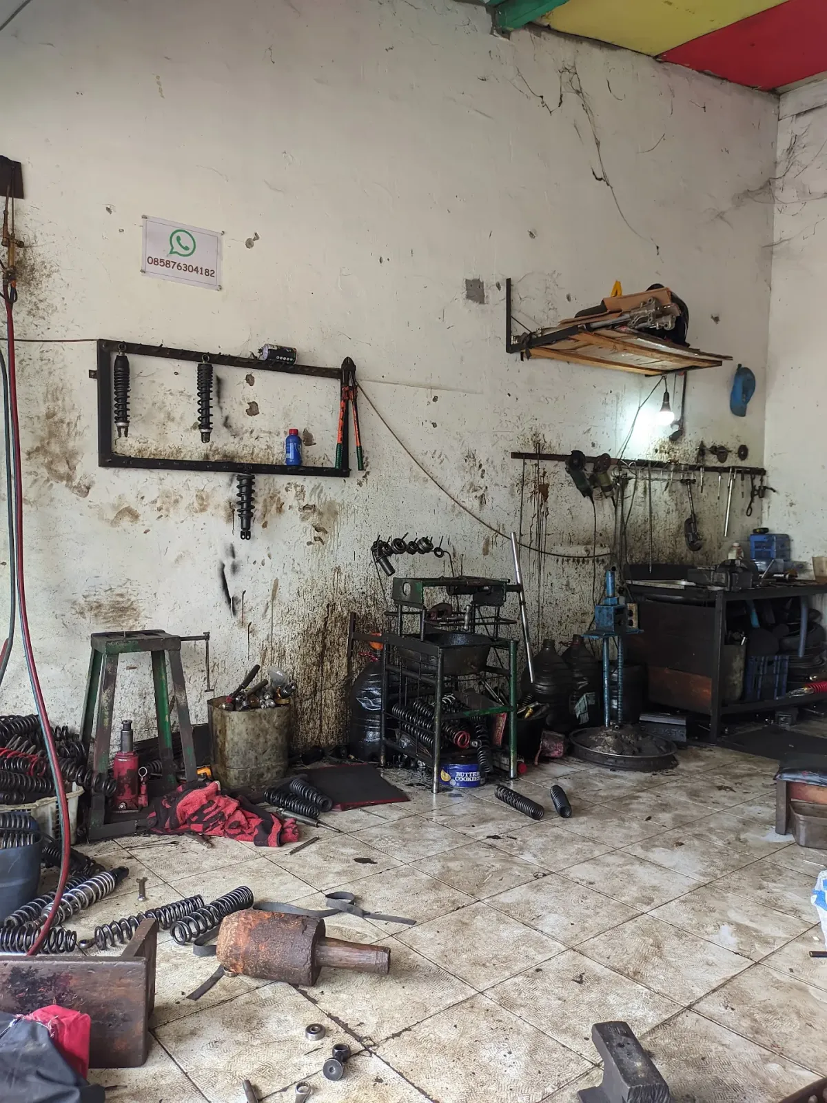 Bengkel shock beker motor setel pelek