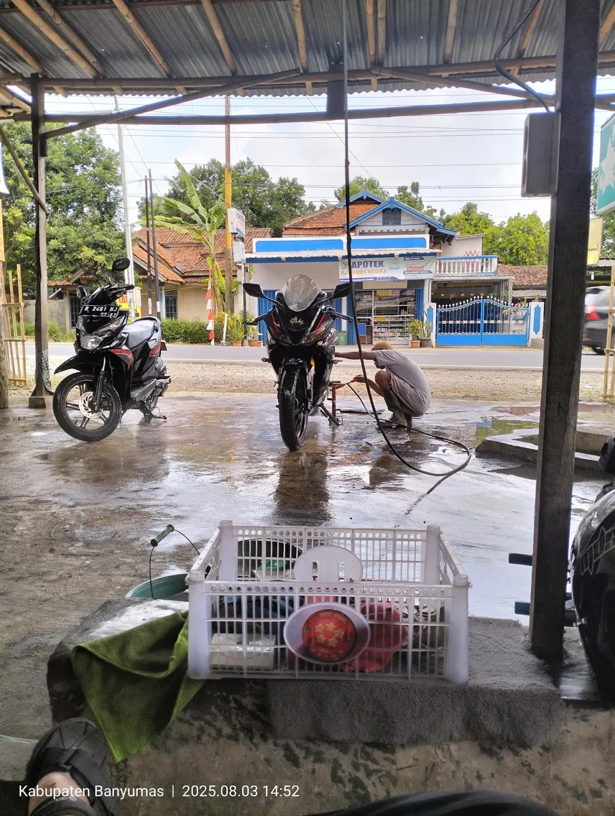 Brayan cuci motor