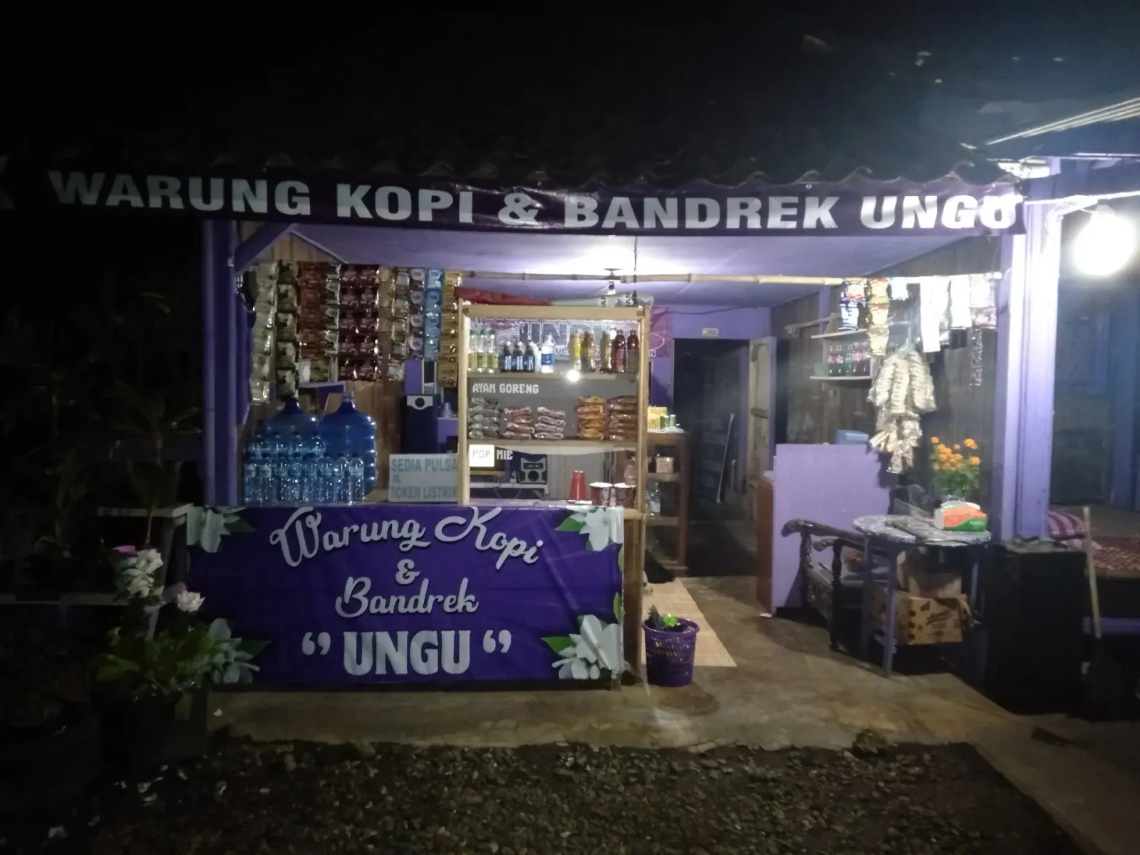 Cafe Bandrek Ungu