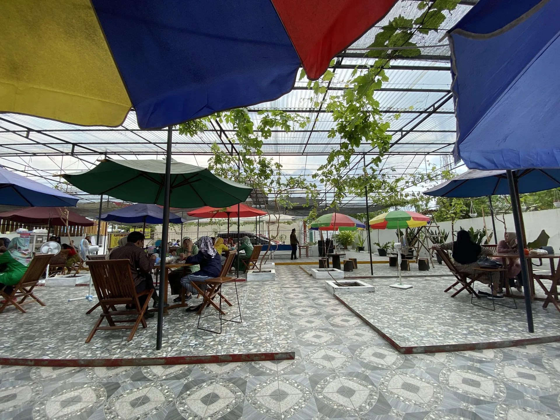 Cafe Bu Jaelani (Tekwan, Pempek ,Bakso ,Ayam kampung Goreng& Sop Buntut)