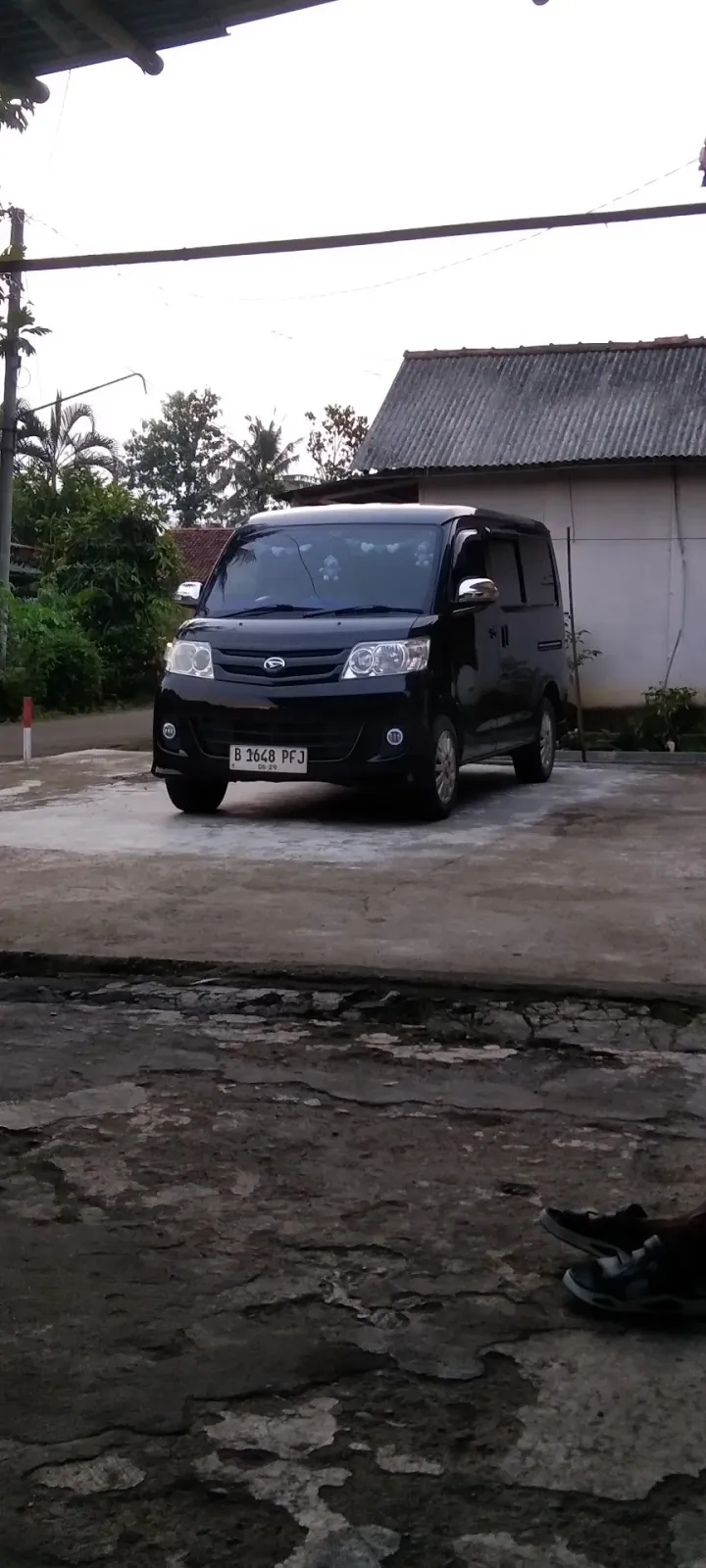 Cutik Njundal, salon mobil