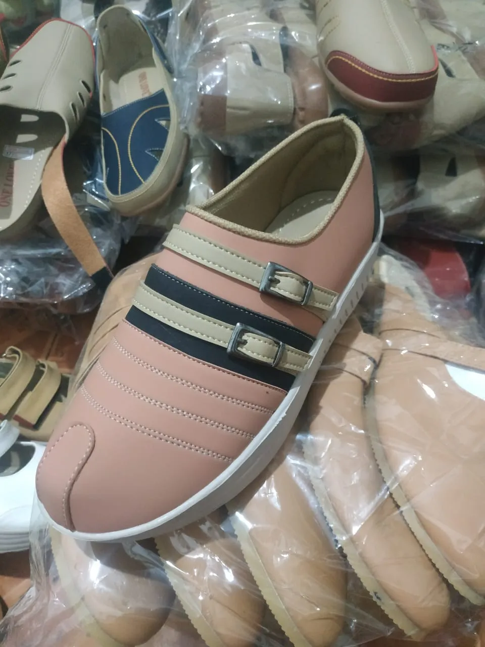 DISTRIBUTOR DAN AGEN RESMI SENDAL-SEPATU-TAS ONE LOVE