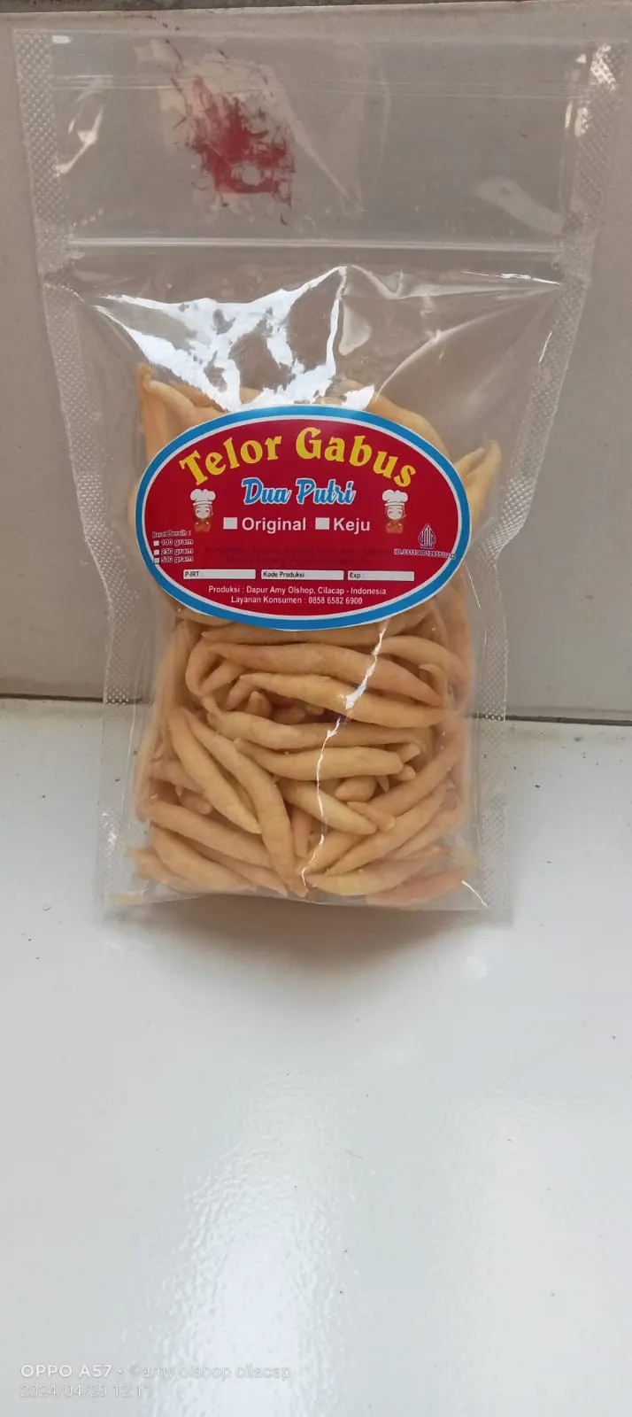 Dua putri Snack Telur Gabus dan Kue Kering