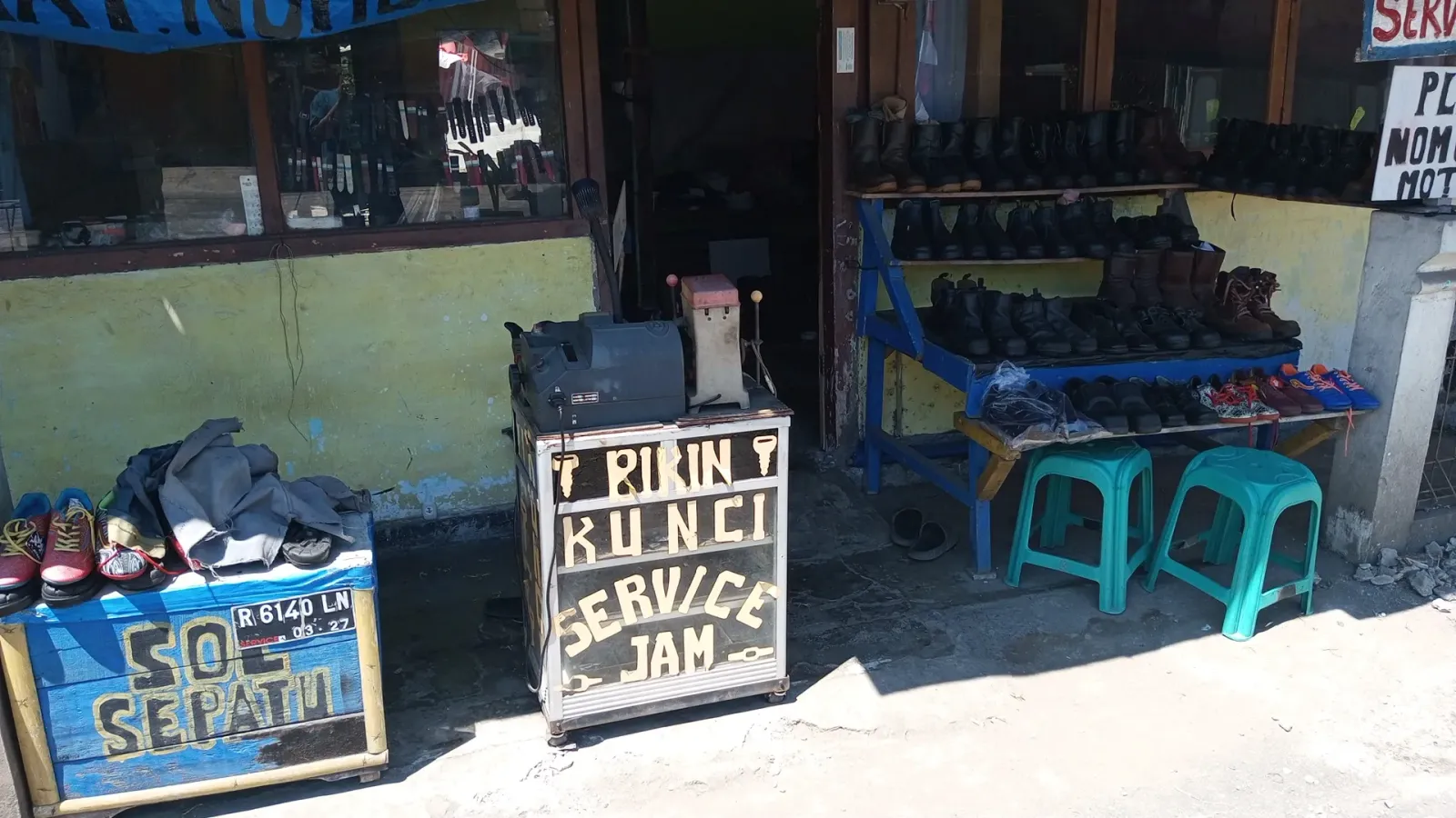 Duplikat kunci,servic jam dan sol sepatu