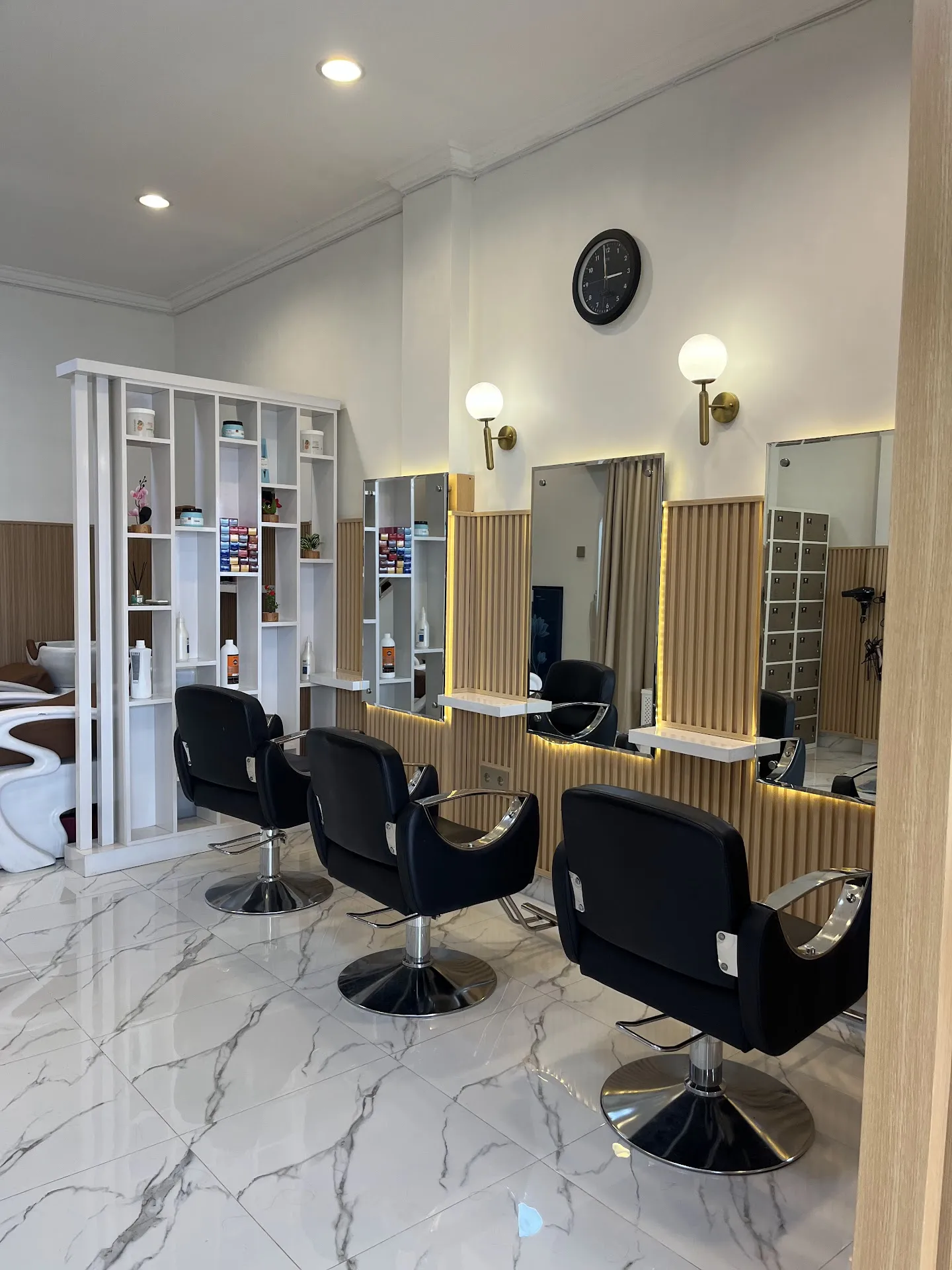 Elora Salon
