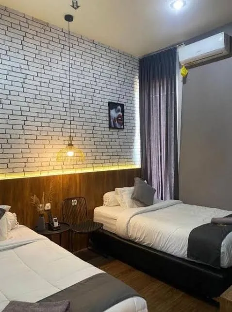 Emerald Guest House New York Purwokerto - Deluxe Double Room with Balcony
