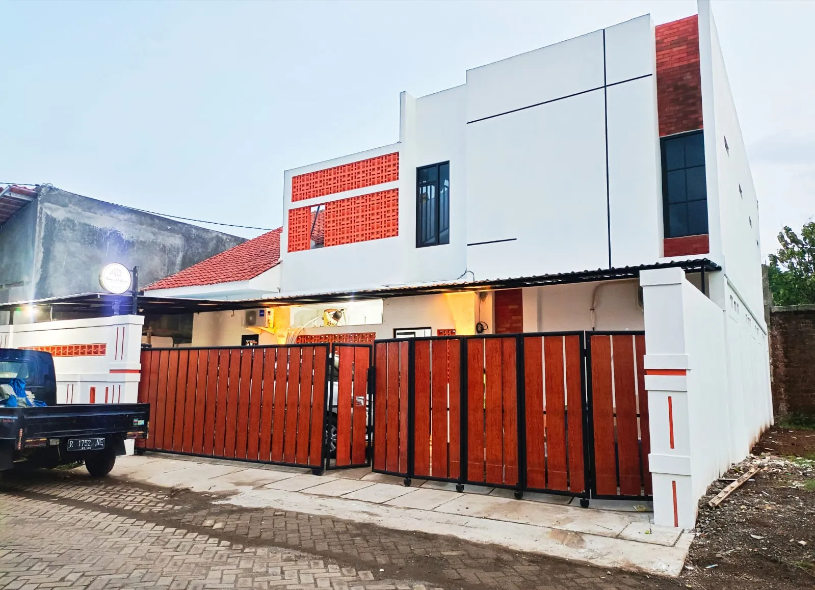 Emerald Kost Eksklusif