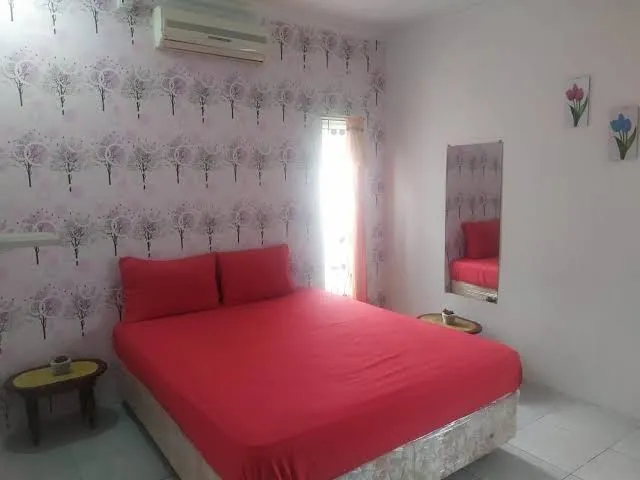 Endah Homestay Syariah - Three-Bedroom House