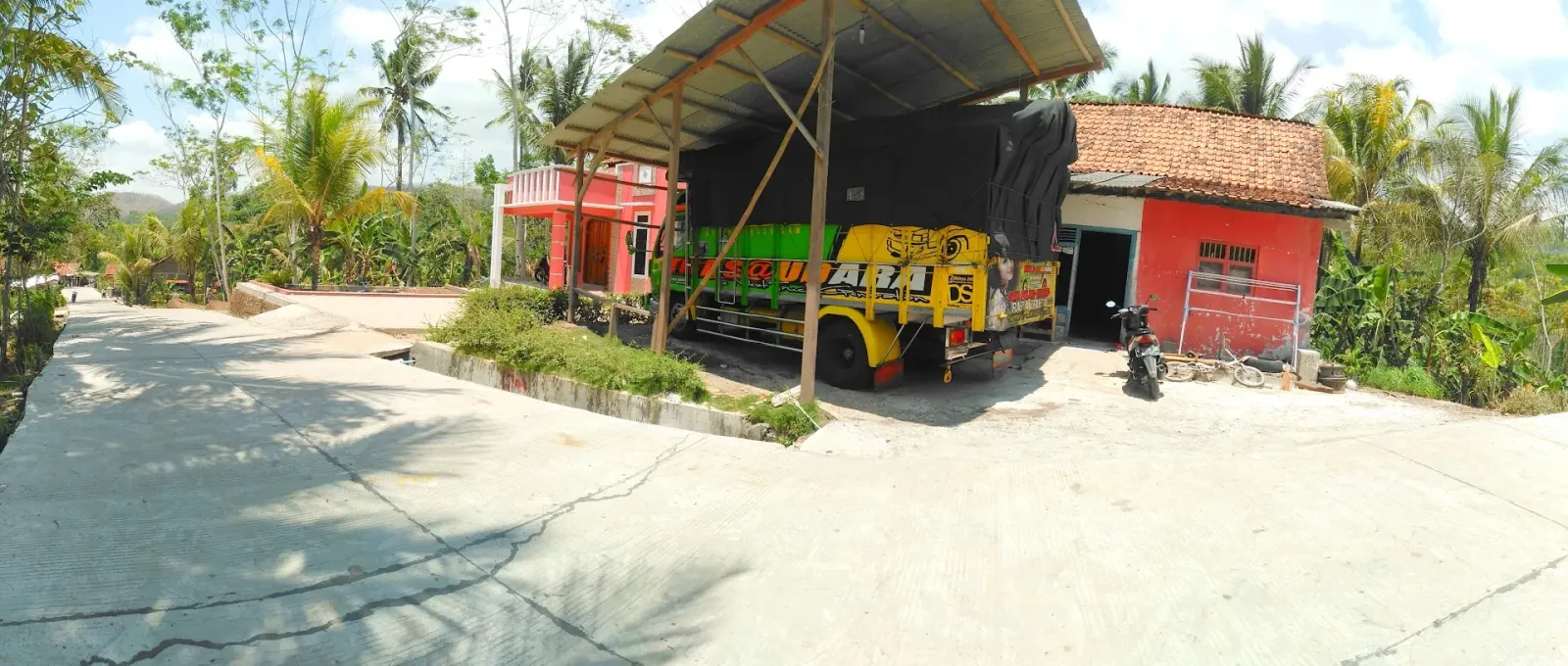 Garasi Truk Tiga Saudara