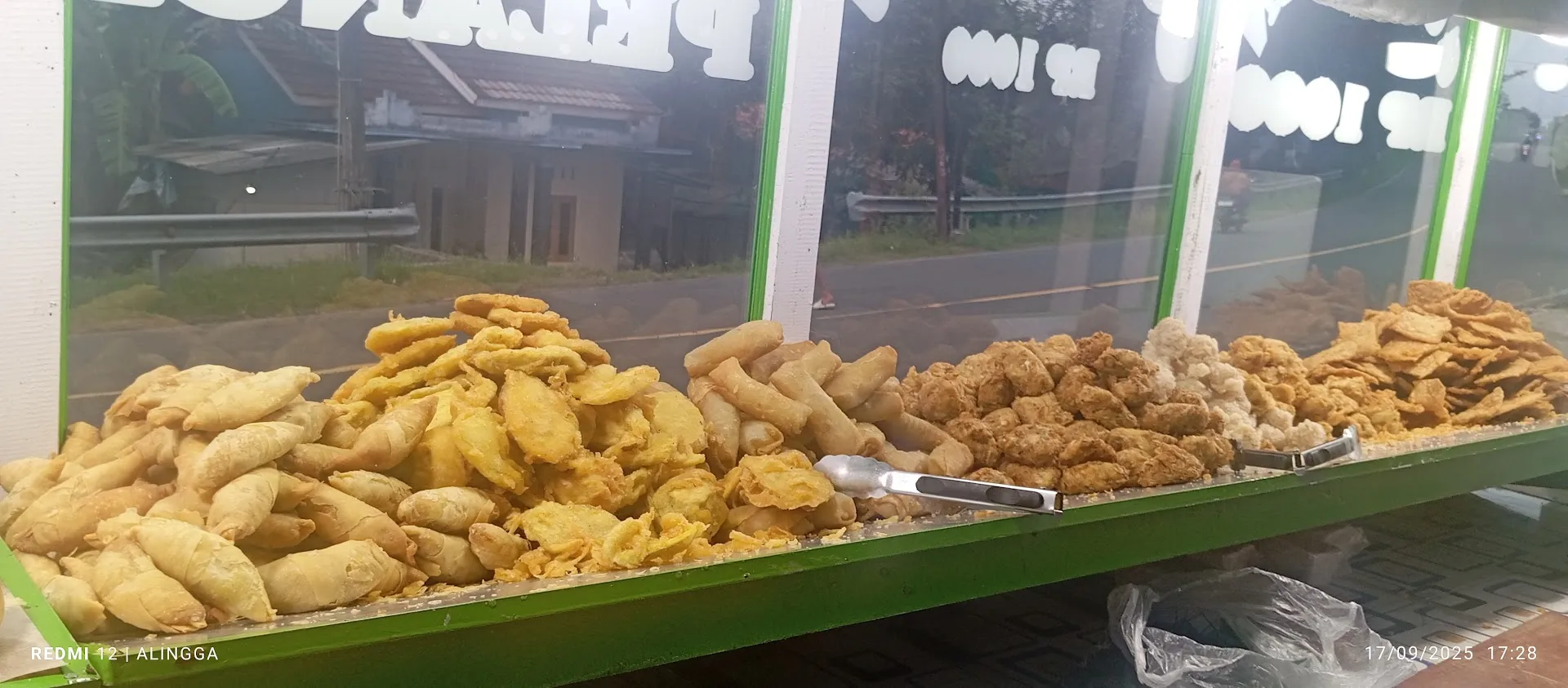 Gorengan, martabak manis (Dampo awang pelangi)