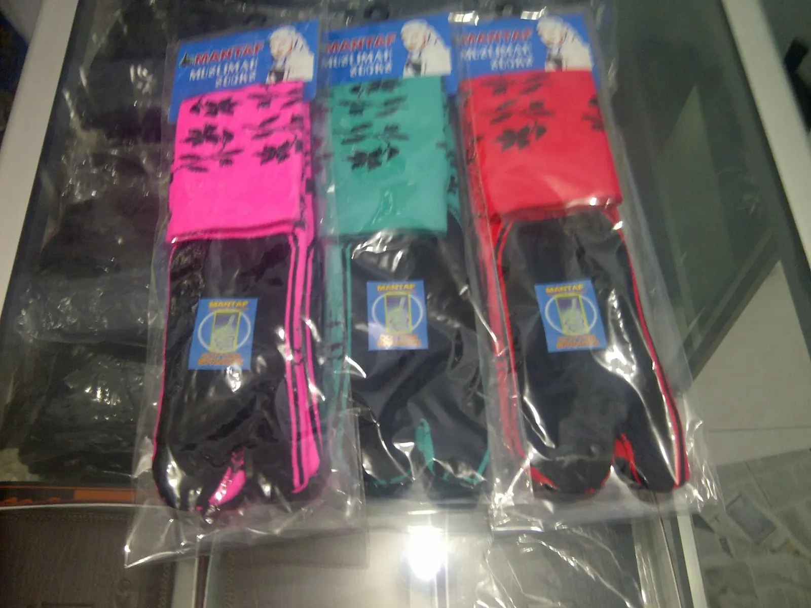 Grosir kaos kaki, sarung tangan dan topi