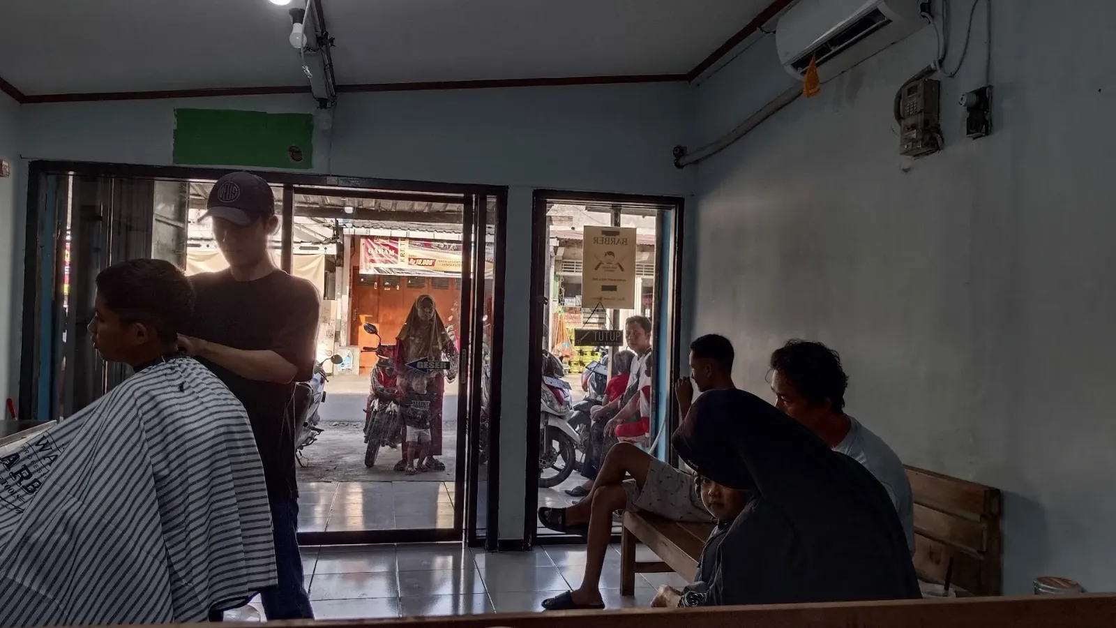 HUG barbershop