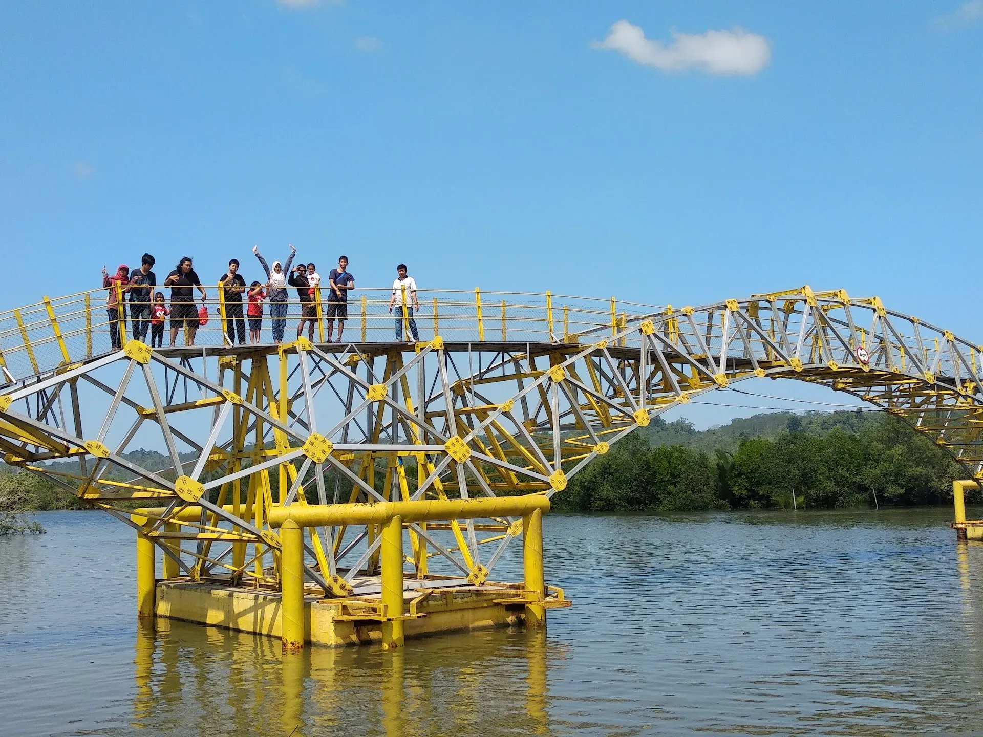 Jembatan Apung Kampung Laut