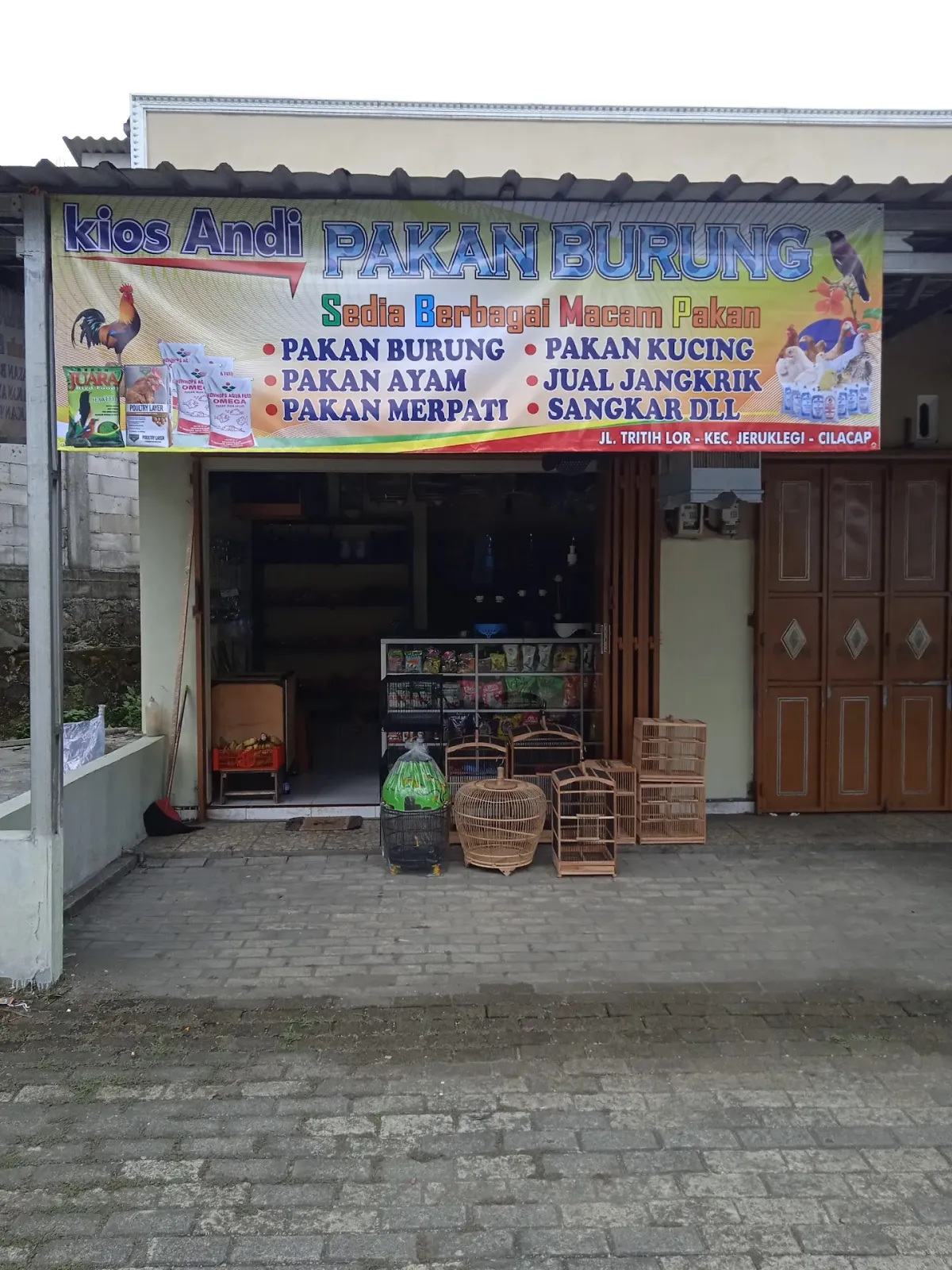 Kios Andi pakan burung