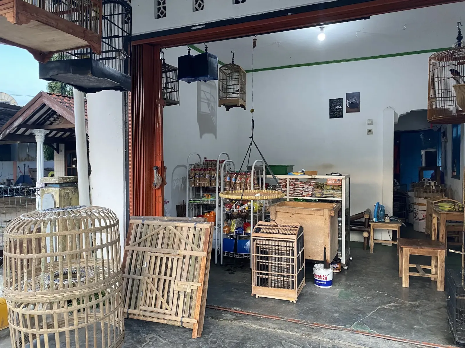 Kios pakan manuk cikuba uye