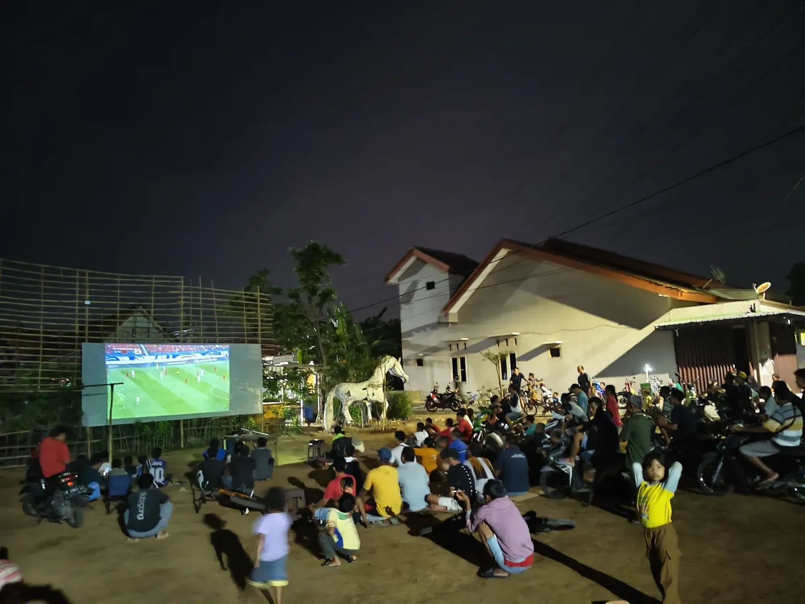 Lapang Kuda Putih RW 07 RAWALO