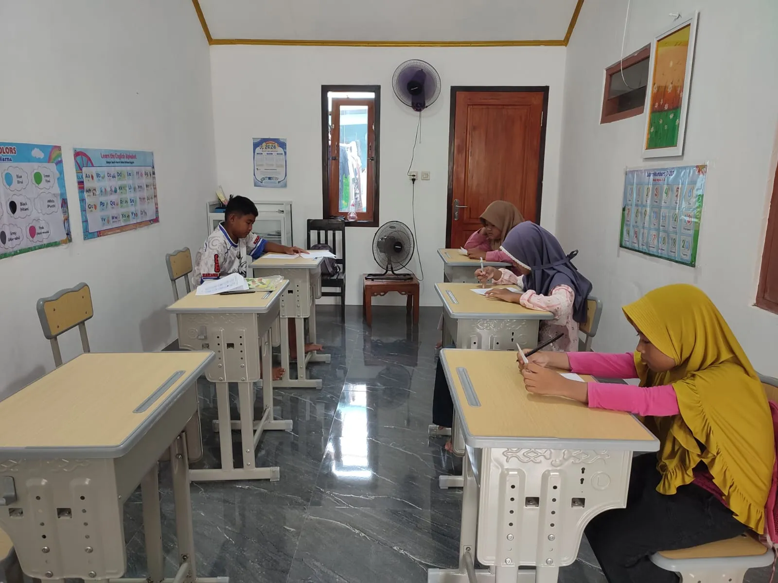 Les Komputer dan B. Inggris "Brainy English Education"