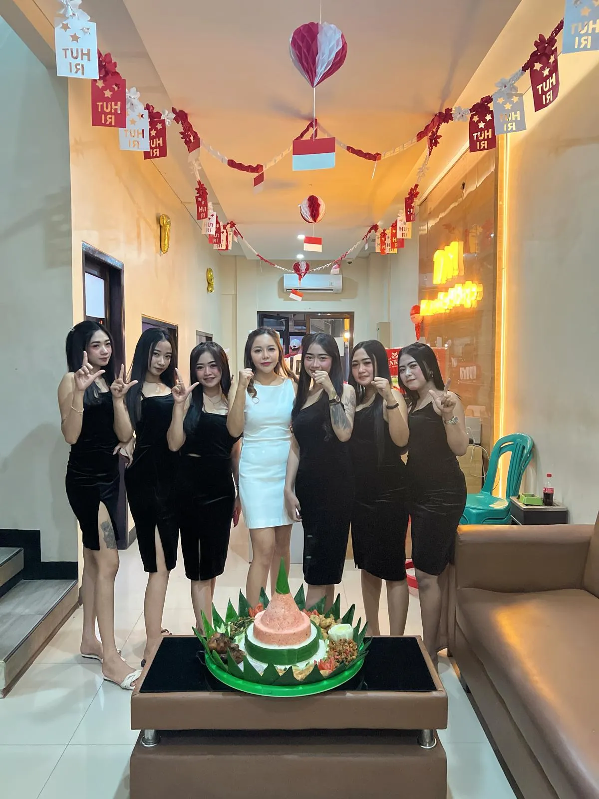 LESEHAN NGOPI DAN KARAOKE MISTERYUS DAN YAYASAN METAFISIKA