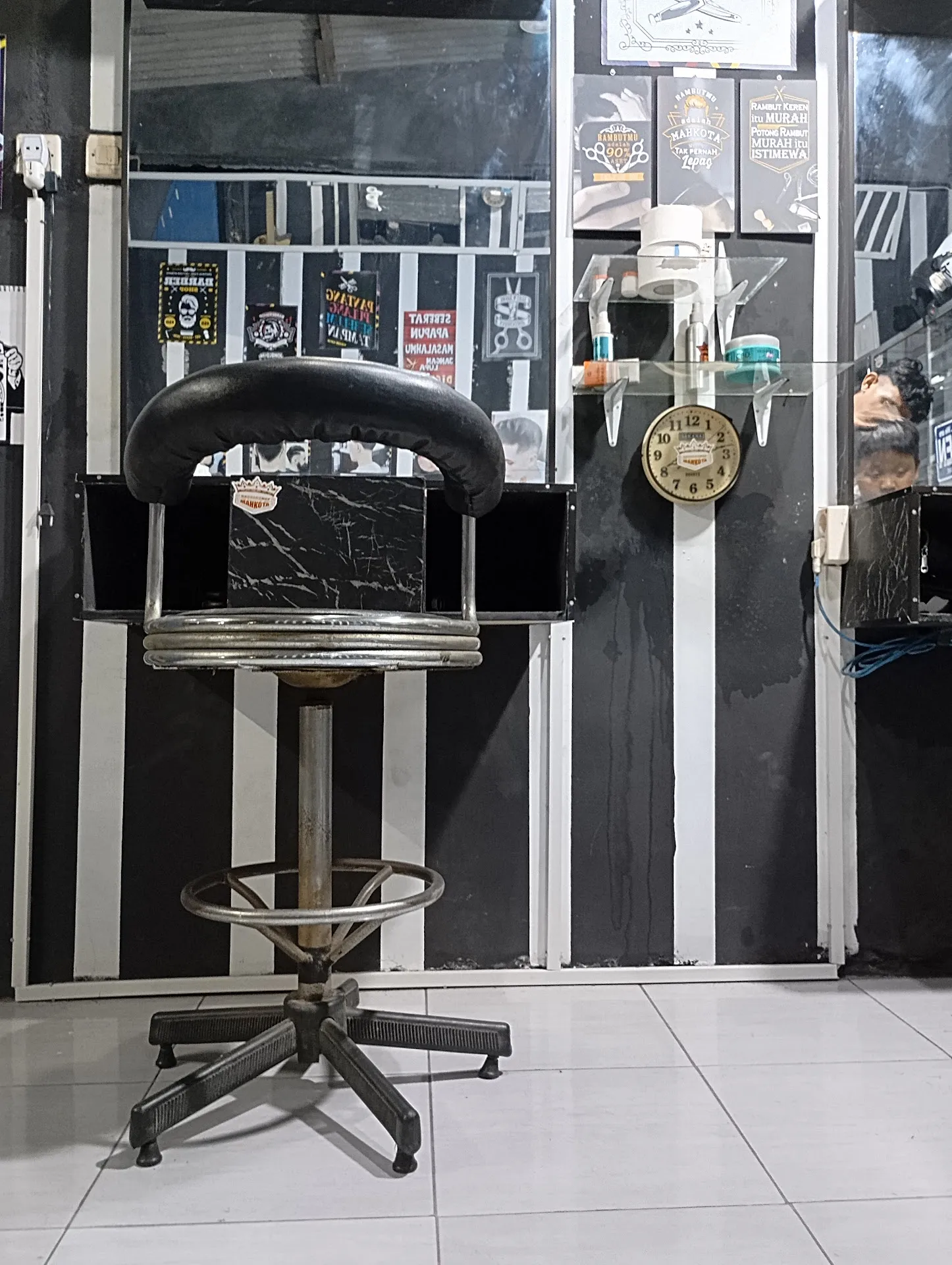Mahkota Barbershop