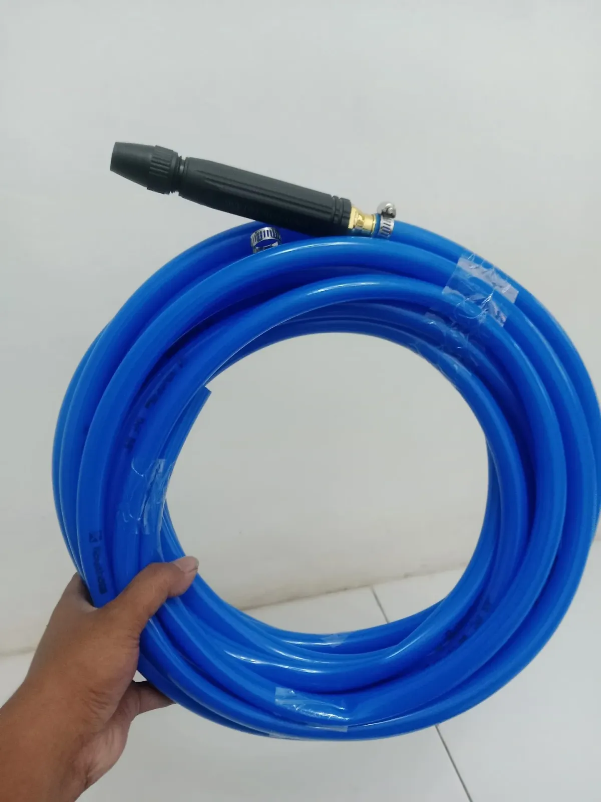 Mbrani selang air