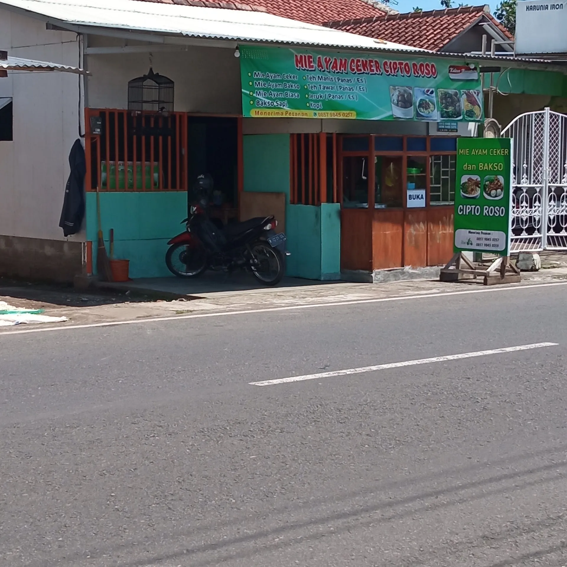 Mie Ayam Ceker dan Bakso Cipto Roso 1