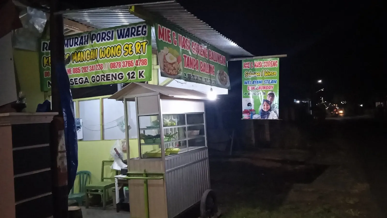 Nasgor kwetiau dan mie nyemek balungan tanpa balung