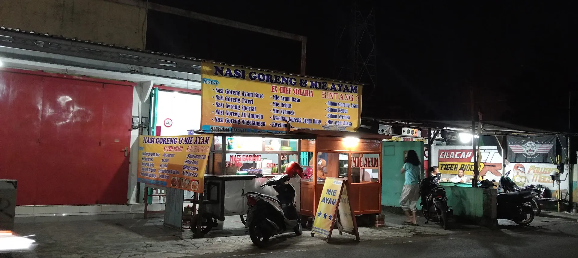 Nasi goreng dan mie ayam bintang tiga