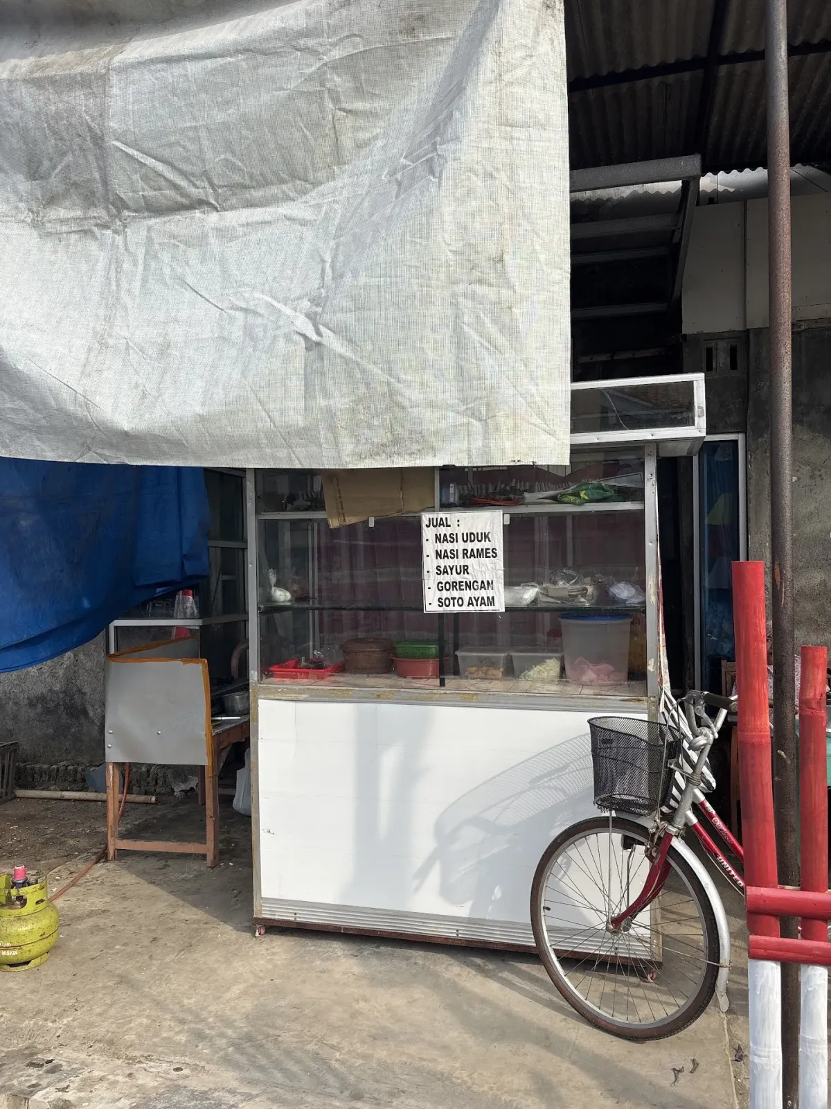 Nasi uduk, rames, gorengan, dan soto bu Etik