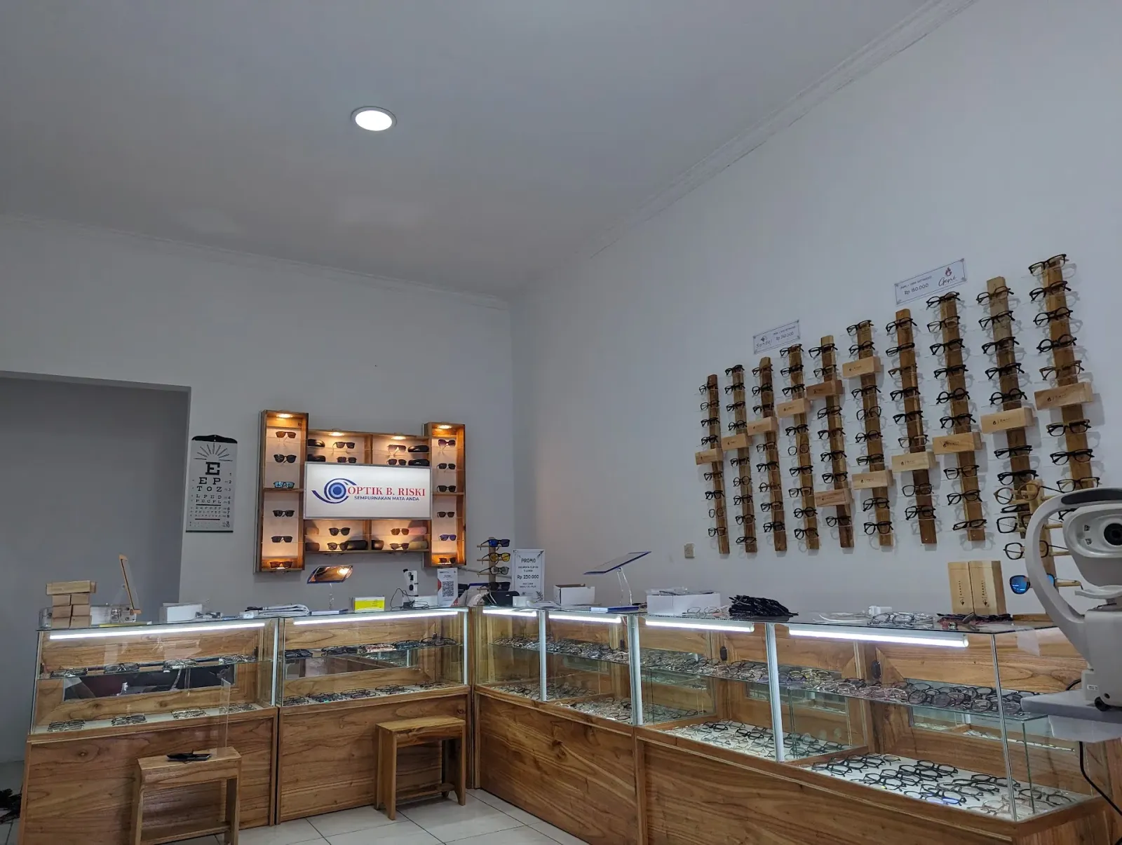 Optik B Riski Kroya