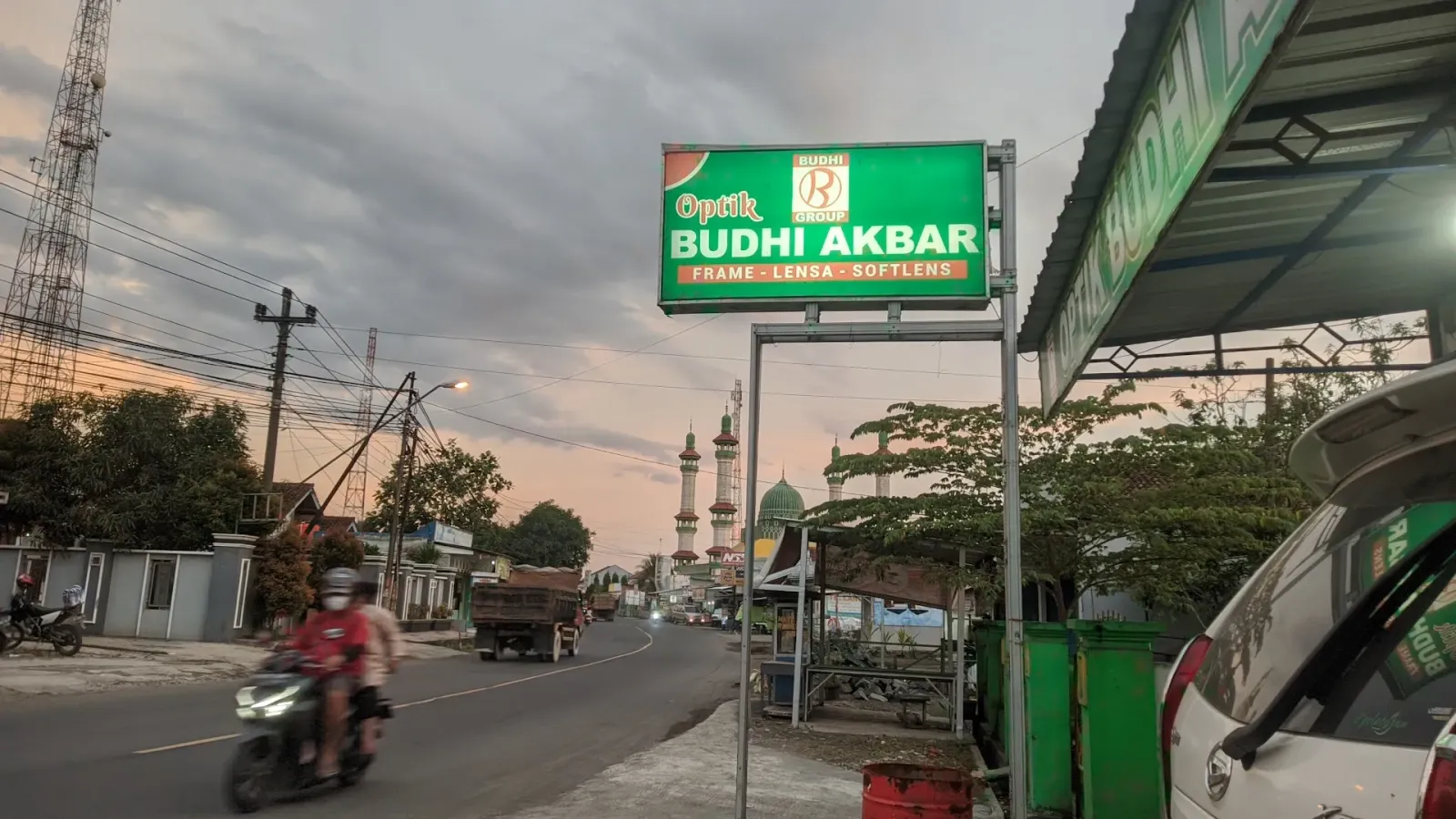 Optik Budhi Akbar