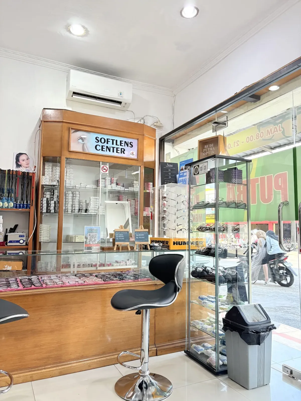 Optik Budhi Putra spesialis kacamata progresif dan softlens center
