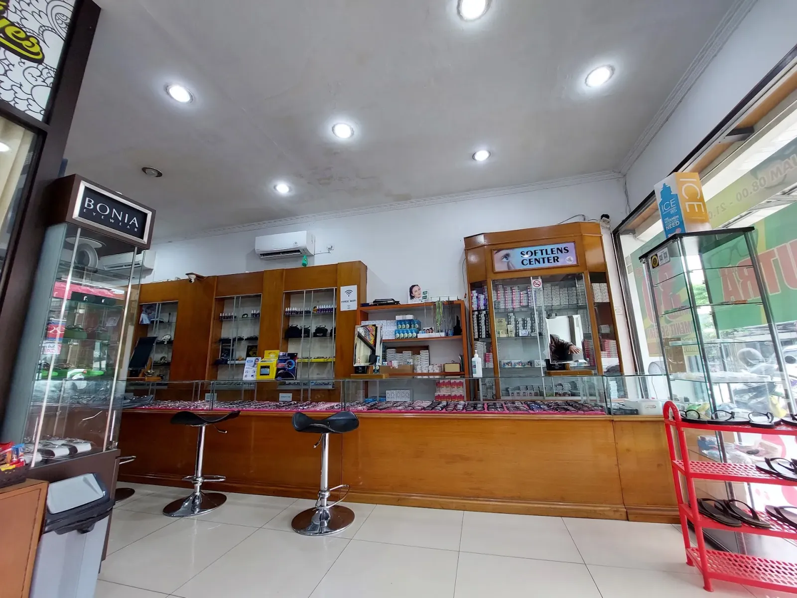 Optik Budhi Putra spesialis kacamata progresif dan softlens center