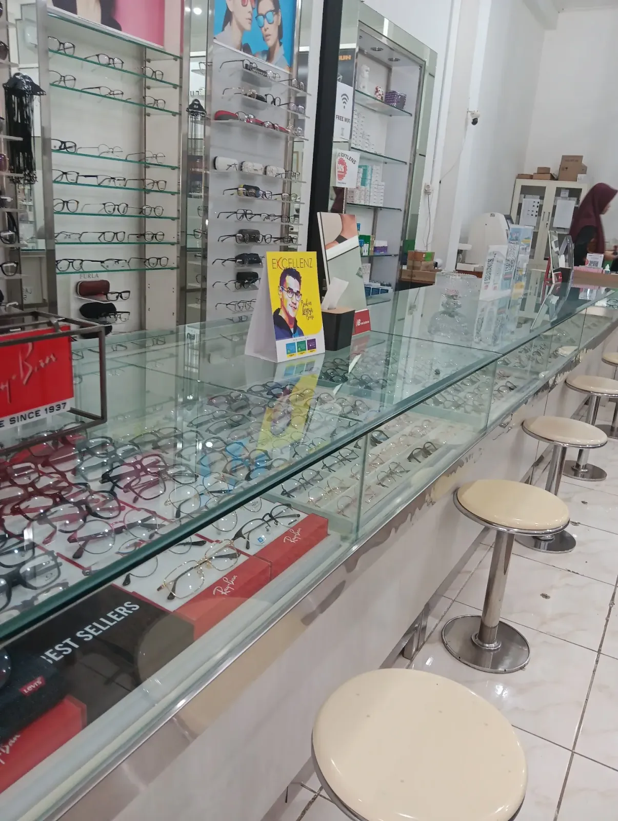 Optik Budhi Putri Kroya