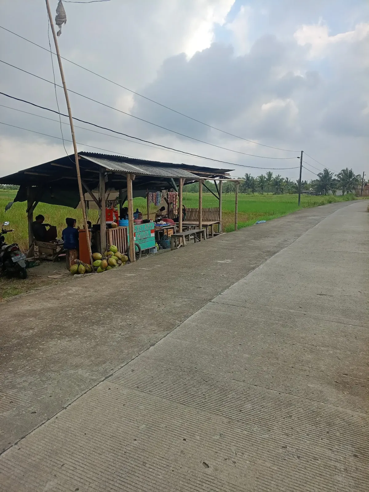 Pangkalan es degan mendoan pinggir sawah