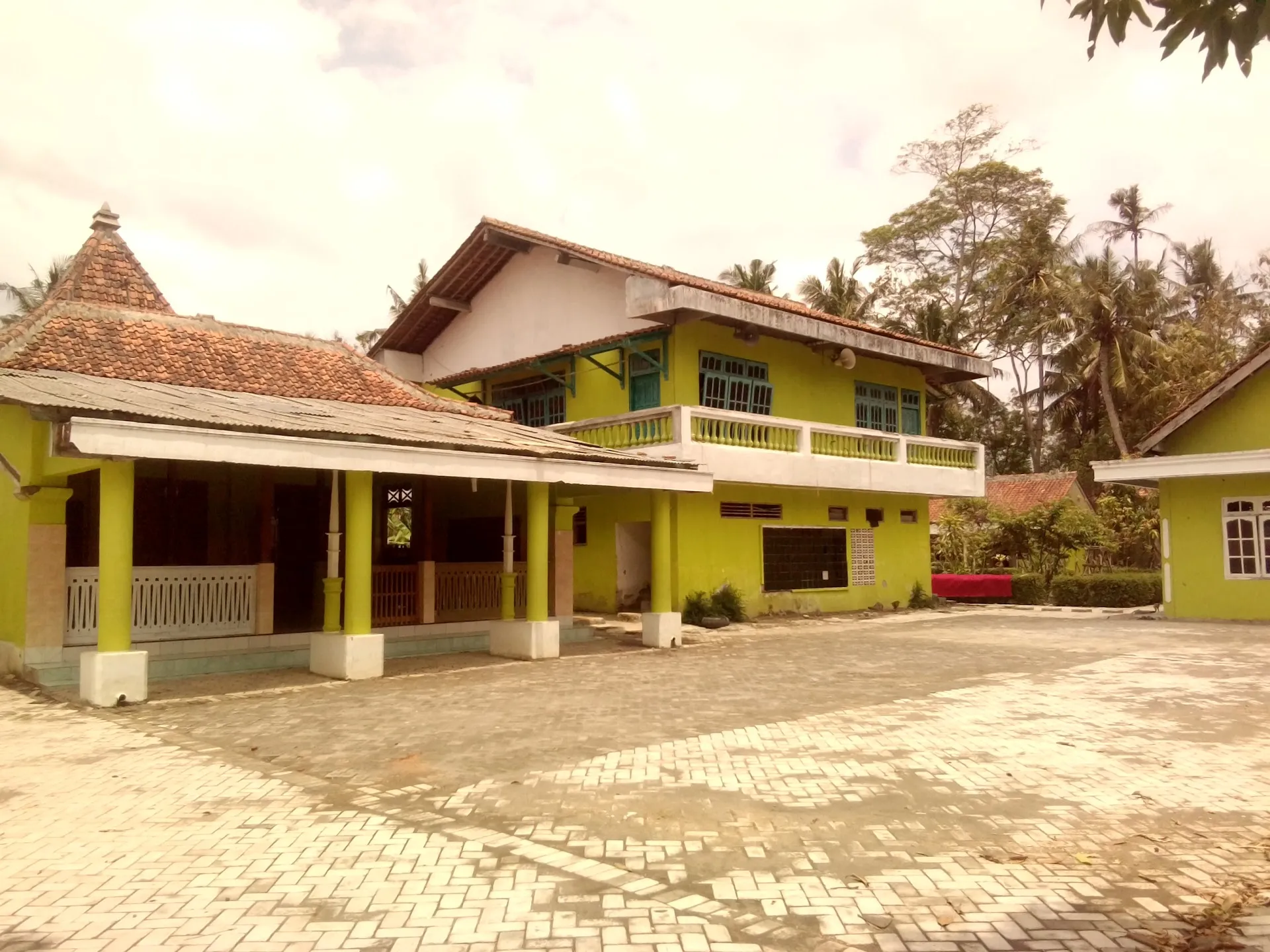 Pondok Pesantren Manarul Huda Kesugihan