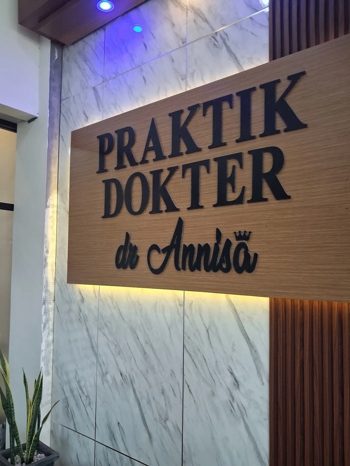 Praktik dr Annisa CM