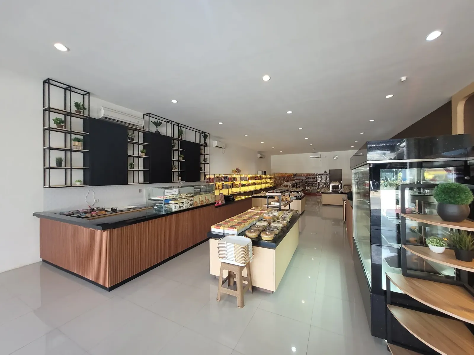 Queen Bakery Kroya