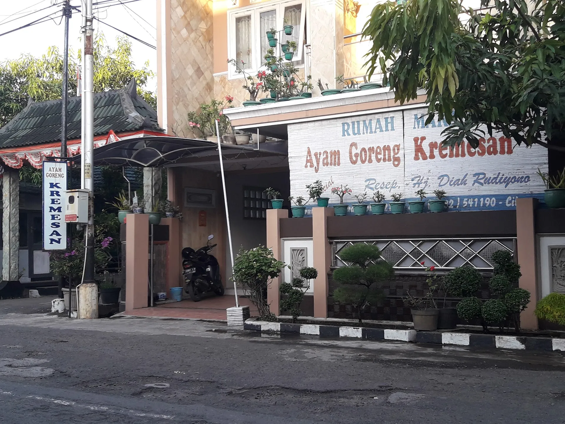Rumah Makan Ayam Goreng Kremesan