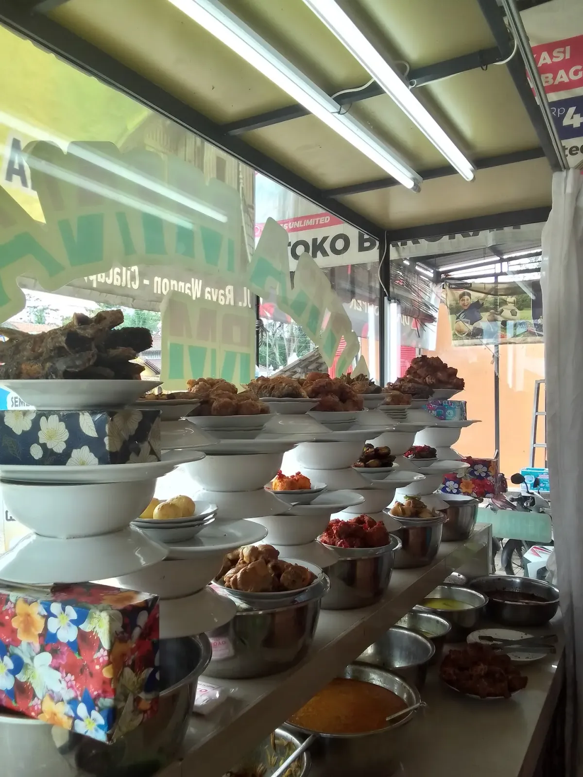 Rumah makan putra Minang randegan