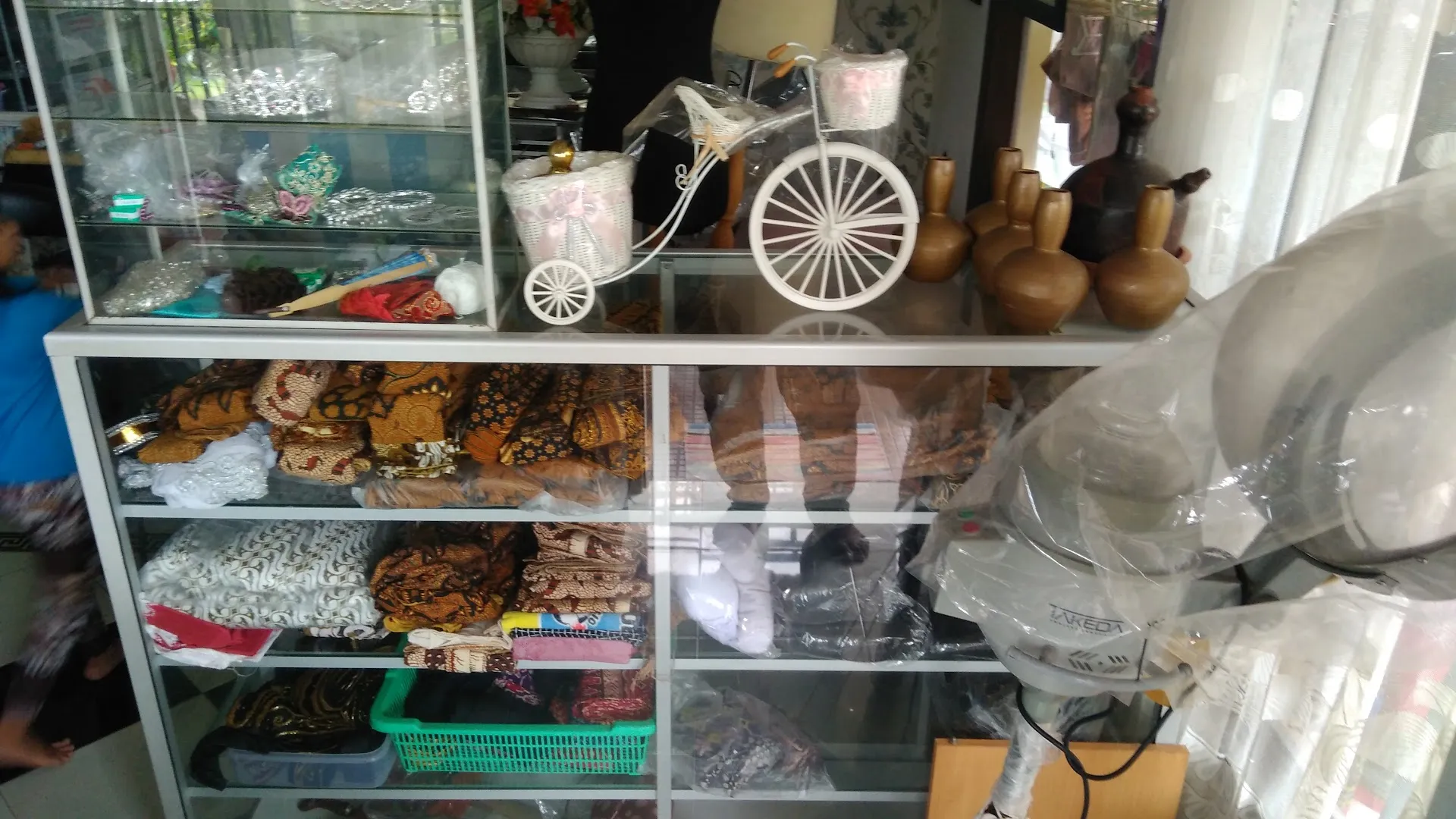 SALON PURI AYU