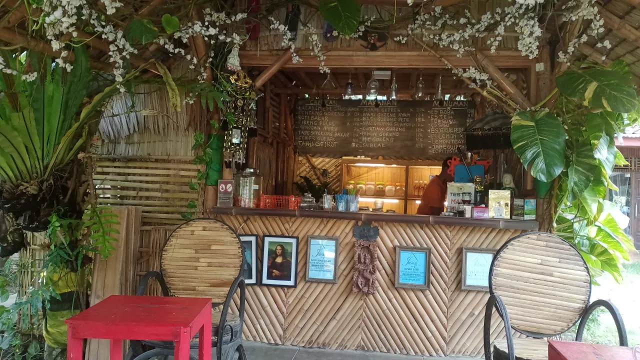 Saung Kamboja Panikel
