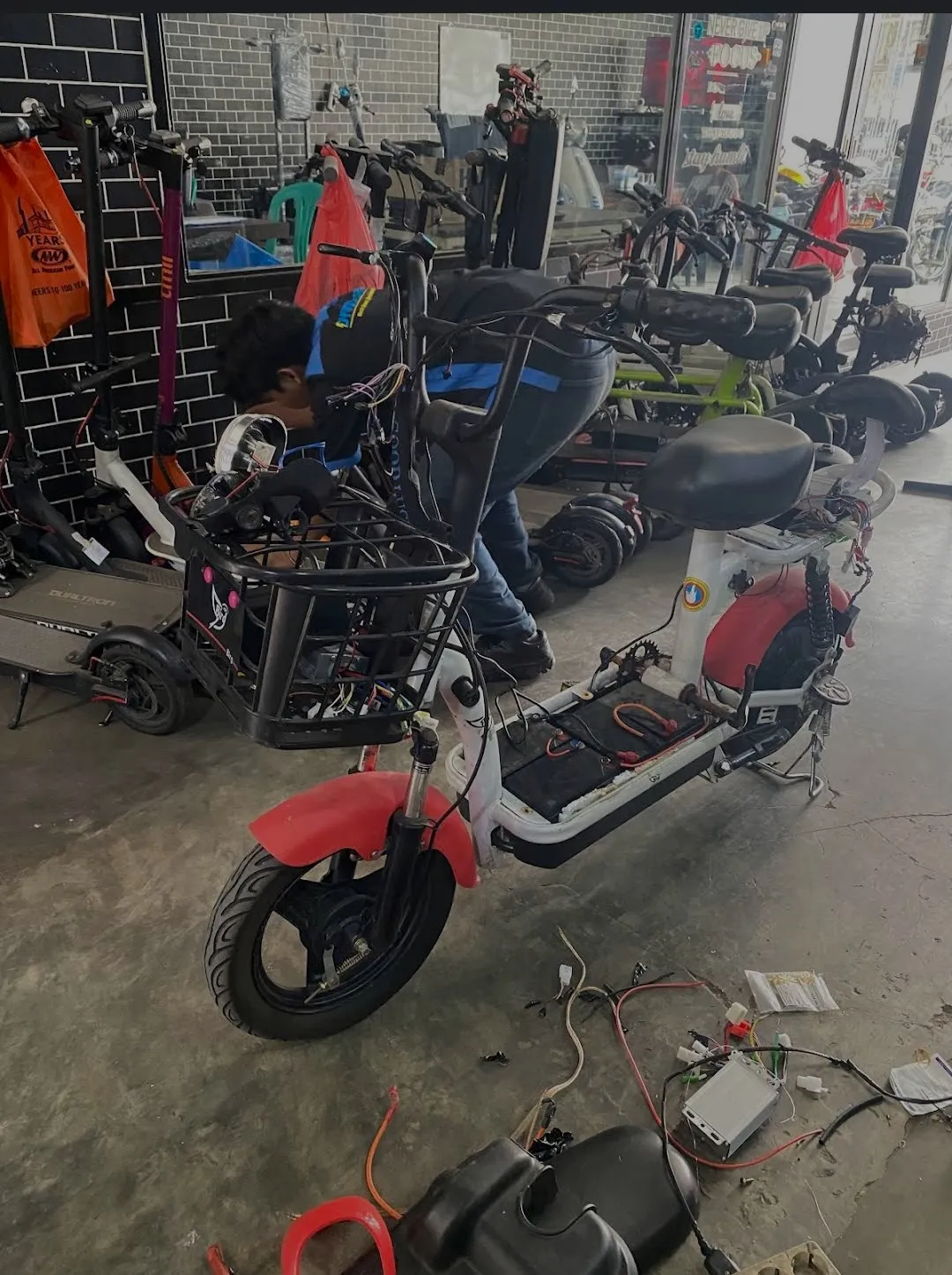 SERVIS SEPEDA DAN MOTOR LISTRIK