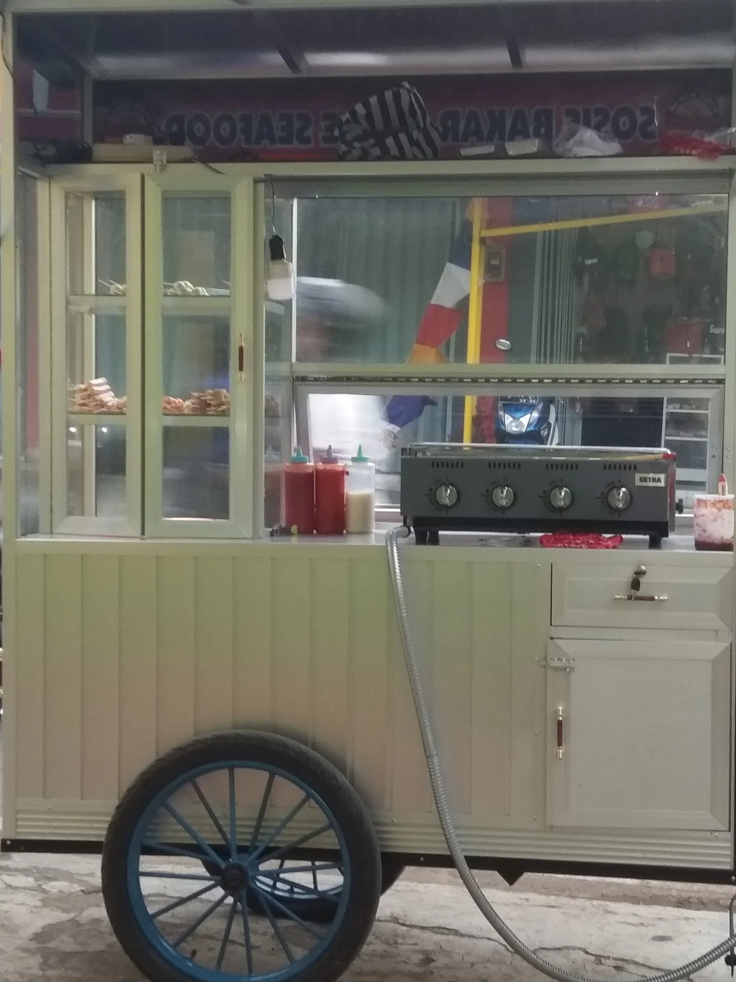 sosis bakar dan sate seafood serba 2000