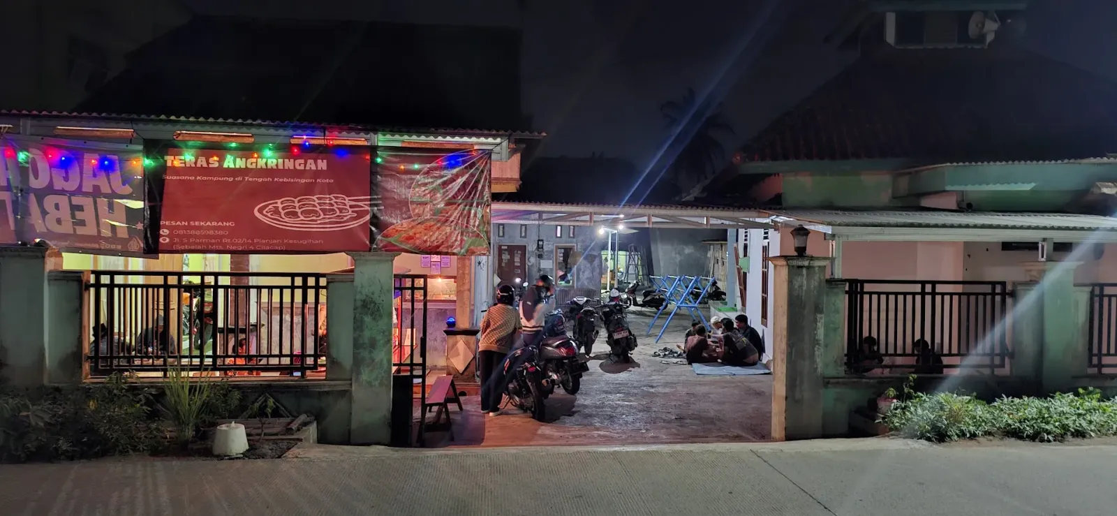 Teras angkringan